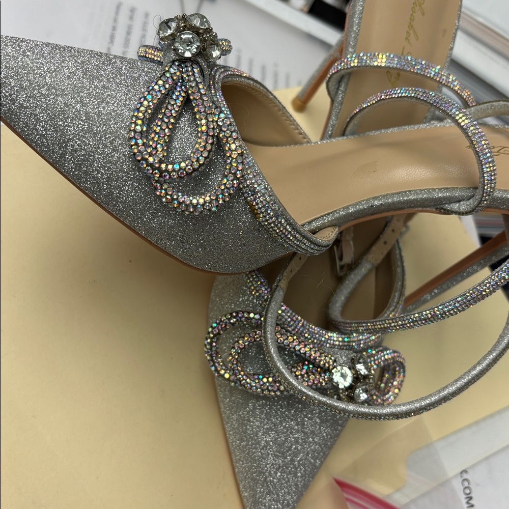 Chic Silver Heels with Rhinestone Bow - Picture 6 of 7